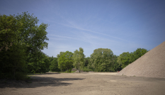 Een open vlakte op Kamp van Zeist waar eerder een groot militair gebouw stond.