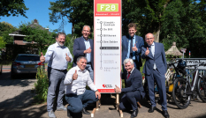 Bestuurders bij routebord Doorfietsroute F28 tussen Amersfoort en Utrecht