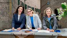 Drie personen zetten hun handtekening