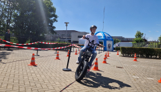Een jongen ervaart de snelheid van een fatbike op het parcours