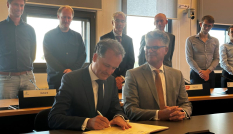 Jeroen Haan tekent herbenoemingen naast Commissaris van de Koning Hans Oosters