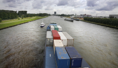 containerschip op Amsterdam-Rijnkanaal