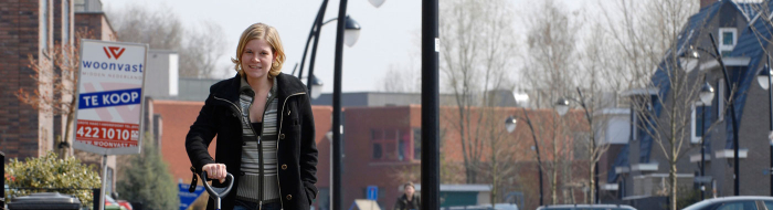 Vrouw loopt in nieuwbouwwijk