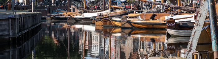 Houten schepen in een haven