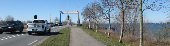 De provinciale weg N201 in 2020 met daarnaast een vrijliggend fietspad ter hoogte van de Demmeriksebrug in Vinkeveen