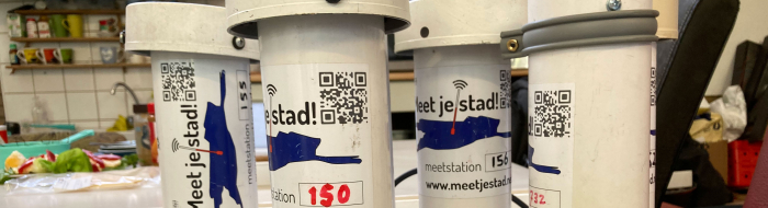 Kokers waarin zich meetstations bevinden die fijnstof meten