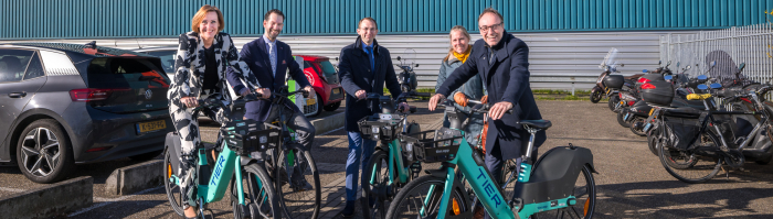zetten wethouders Wouter van den Berg (Houten), Ellie Eggengoor (Nieuwegein), Lot van Hooijdonk (Utrecht) en gedeputeerde Arne Schaddelee bij de ondertekening van de samenwerkingsovereenkomst