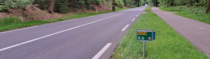 Provinciale weg N224 tussen Zeist en Woudenberg met 2 rijstroken, hectometerbordje en fietspad.