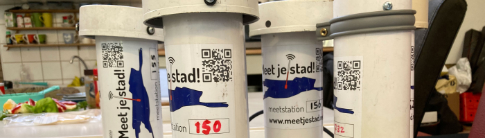 Kokers waarin zich meetstations bevinden die fijnstof meten