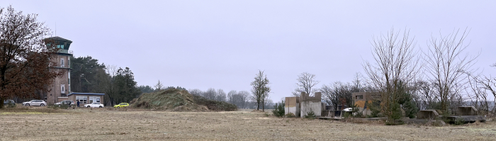 Locatie voormalige brandweerkazerne op Vliegbasis Soesterberg met de verkeerstoren op de achtergrond.