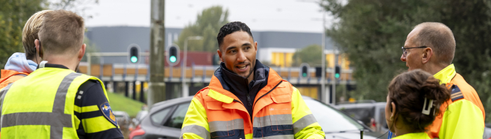Een foto van een wegbeheerder van de provincie