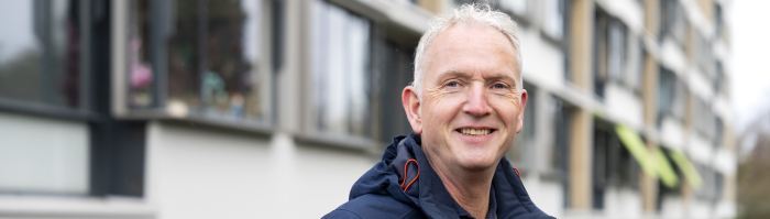 Projectmanager Gert van den Brink van woningbouwcorporatie Portaal in Soest staat bij serviceflat Hoog Soestdijk in Soest