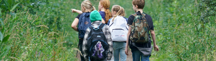 Kinderen die over een pad lopen in het bos