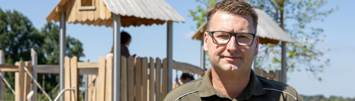 Hans Smit bij speelplaats Eiland van Hein