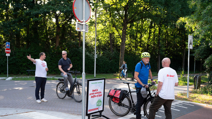 Fietsers op de route worden te woord gestaan door medewerkers van de provincie Utrecht