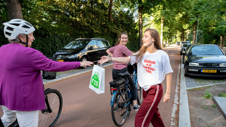 Een fietser krijgt een gratis ontbijtje aangereikt op de doorfietsroute F28