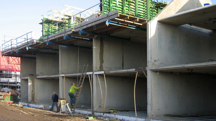 Bouwvakkers werken aan een betonconstructie