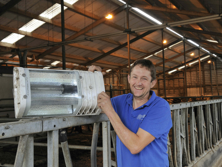 Jan Oskam met de stalverlichting. Foto Willem van Leuveren