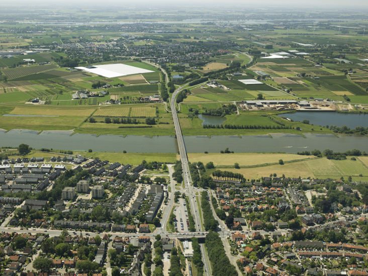 Luchtfoto met zicht op de Rijnbrug bij Rhenen