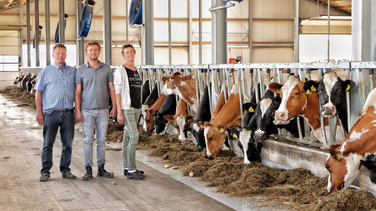 De familie Nelis heeft een melkveehouderij in Baambrugge