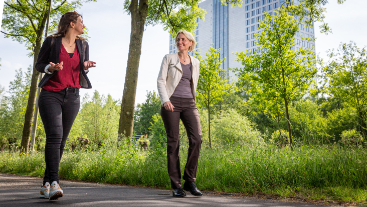 Martine de Vaan en Marieke  buiten tijdens een weeting