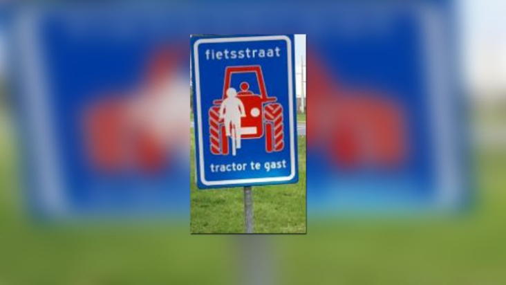 Tractor te gast in fietststraat