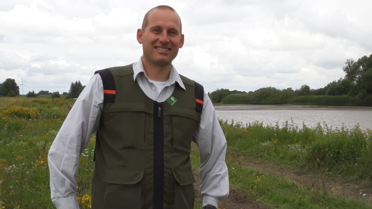 Boswachter Koen Fousert poserend in het nieuwe natuurgebied marickenland