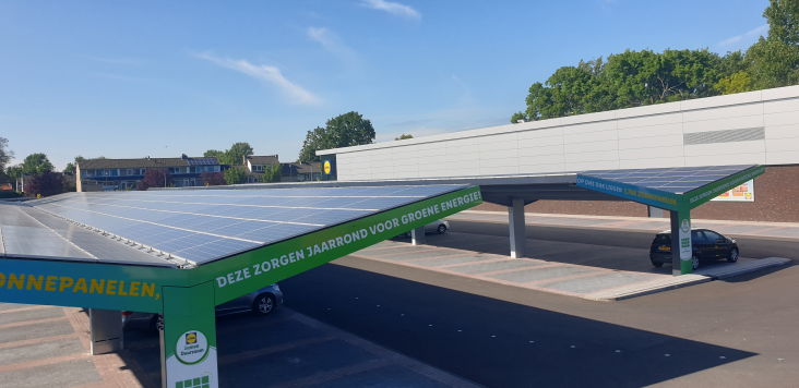 zonnepanelen op overdekking parkeerplaats