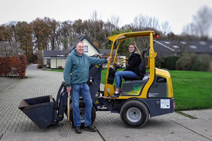 Chris en Mariëlle De Bruijn op hun erf met hun elektrische shovel