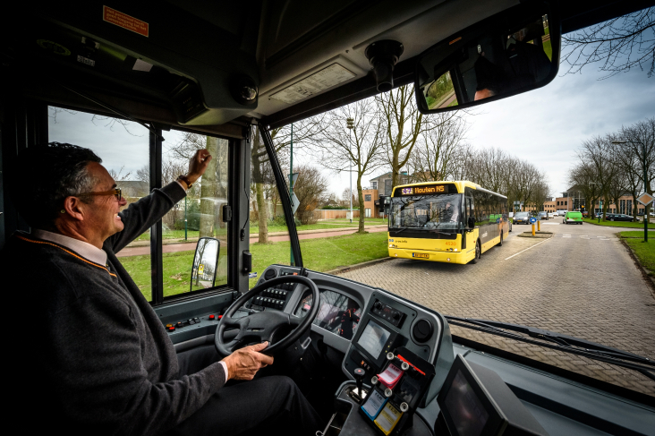 buschauffeur in bus van lijn 47 in Houten.jpg