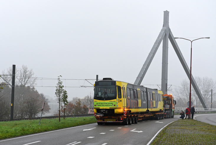 Gerard van Buuren De laatste SIG tram verlaat de remise van de provincie. Foto Gerard van Buuren