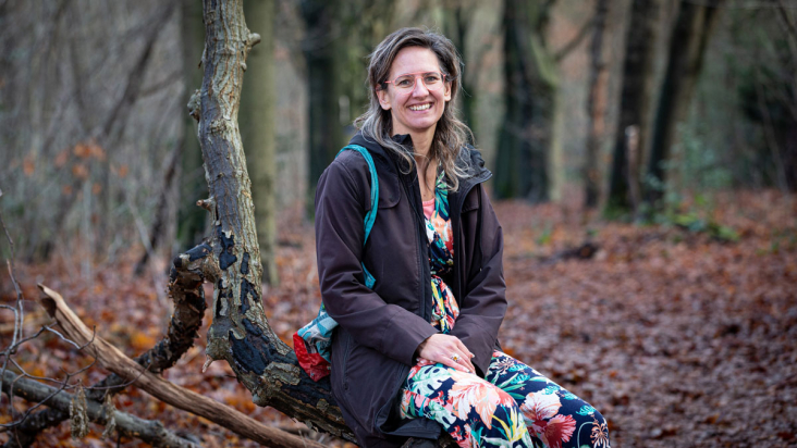 Karin van Essen tegen achtergrond van bossen Heuvelrug