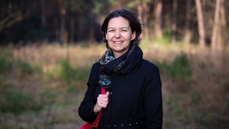 Merel Bakker tegen achtergrond van bos