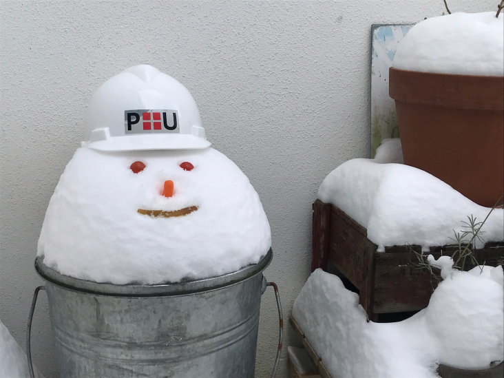 Hoof van een sneeuwpop met provinciehelm
