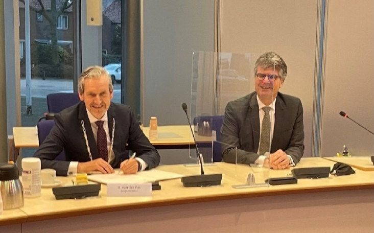 Burgemeester Van der Pas en cvdK tijdens herbenoeming