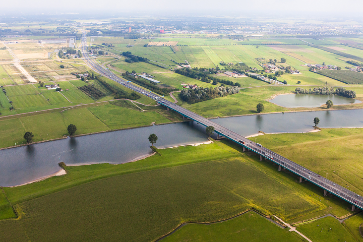 Brug over Amsterdam Rijnkanaal