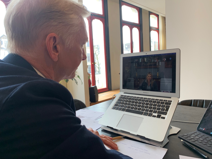koningin Maxima in digitaal gesprek.jpg