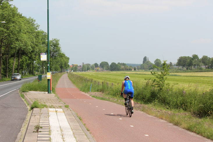 Een fietser op het bestaande fietspad langs de N417 in Maartensdijk waar een zonnefietspad wordt aangelegd.