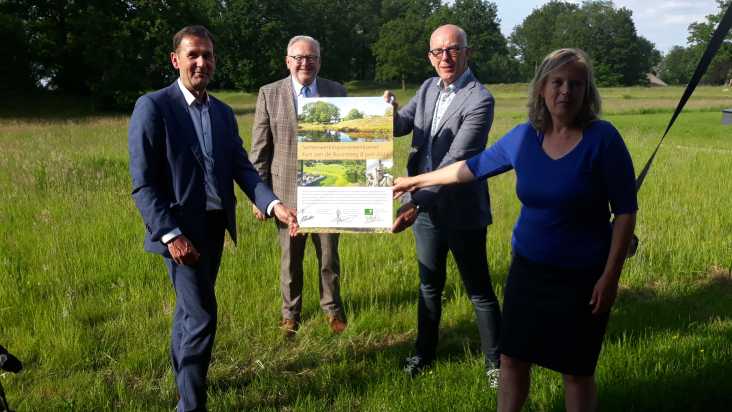 Ondertekening vlnr Rob van Muilekom Melis van de Groep Kees Haalboom en Jelka Both.jpg