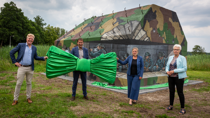 © Van links naar rechts: Cor Jansen (directeur Utrecht Marketing), Rob van Muilekom (gedeputeerde provincie Utrecht) , Jelka Both (hoofd Staatsbosbeheer Utrecht) en Bea de Buisonjé (bestuurder Waterschap AGV). Zij poseren voor een beschilderde kazemat.