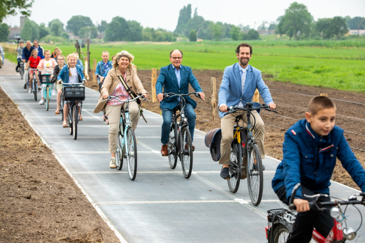 Opening langste zonnefietspad ter wereld in Maartendijk