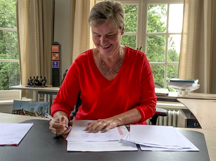 Anne Brommersma van de Gemeente De Bilt tekent de intentieovereenkomst