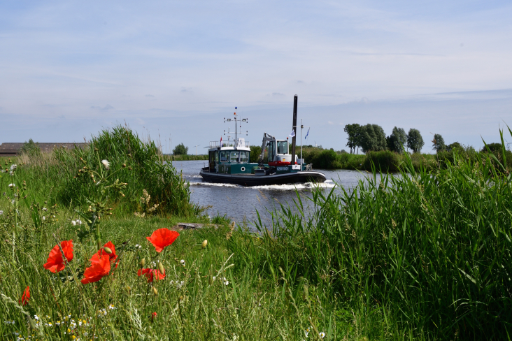 Een varend schip in de rivier De Eem