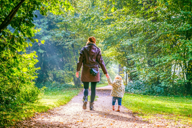 Vrouw en kind maken een boswandeling