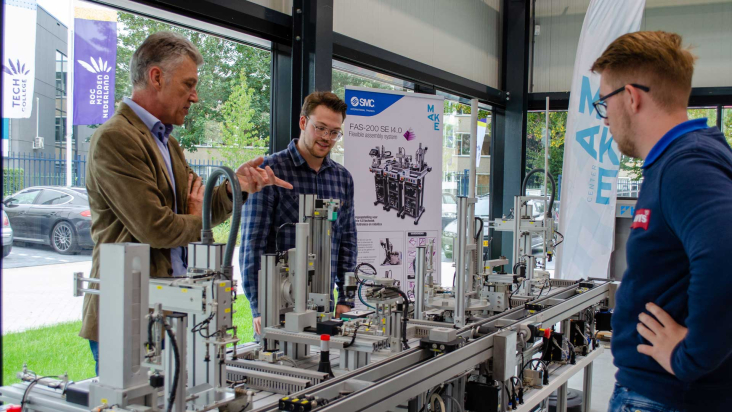 Docent Paul Siermann studenten Thijmen van Gorkom en Patrick van Schaik