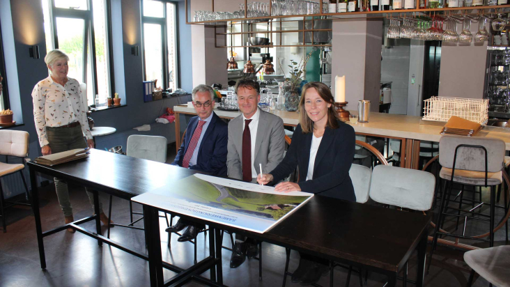 Hanke Bruins Slot bij de ondertekening