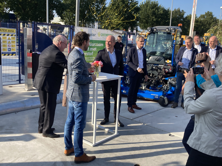 Van links naar rechts: burgemeester van Nieuwegein Frans Backhuijs, gedeputeerde Arne Schaddelee en Diederik Samson, kabinetschef van Europees commissaris Frans Timmermans. Helemaal rechts Jos Boere van KWR.