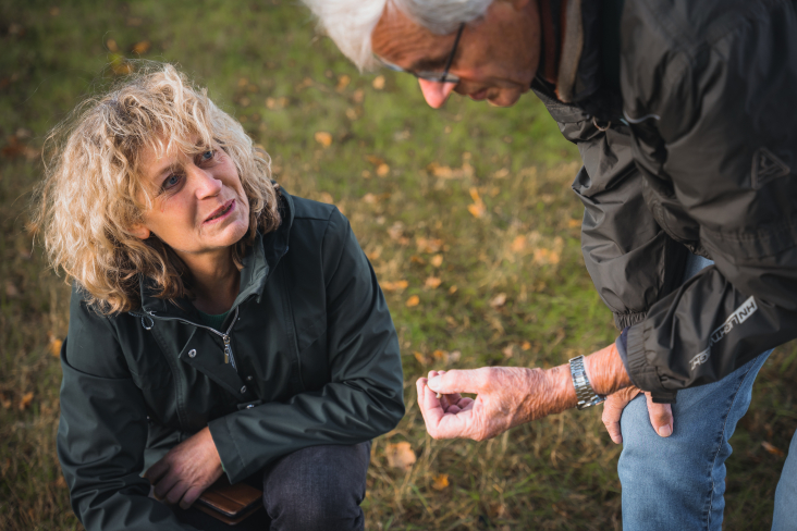 Bert Tolsma paddenstoelenexpert en Renate Siekman gemeente Zeist