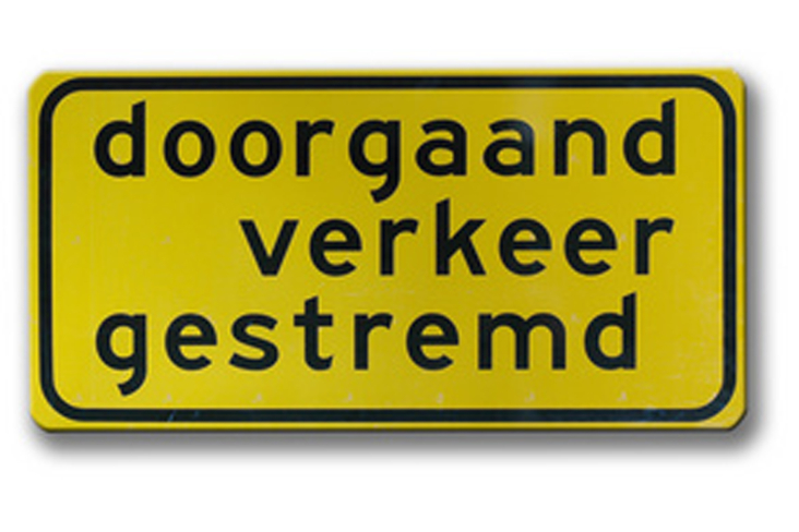 Een verkeersbord met daarop de tekst 'doorgaand verkeer gestremd'.