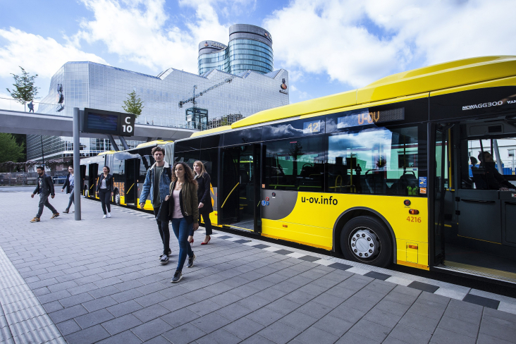 Reizigers bij een U-OV bus